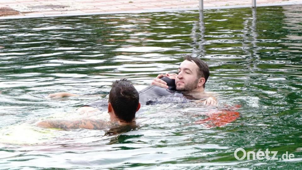 Eine schwimmende Trage wird unter die zu rettende Person geschoben, was auch der Übung bedarf. Bild: bkr