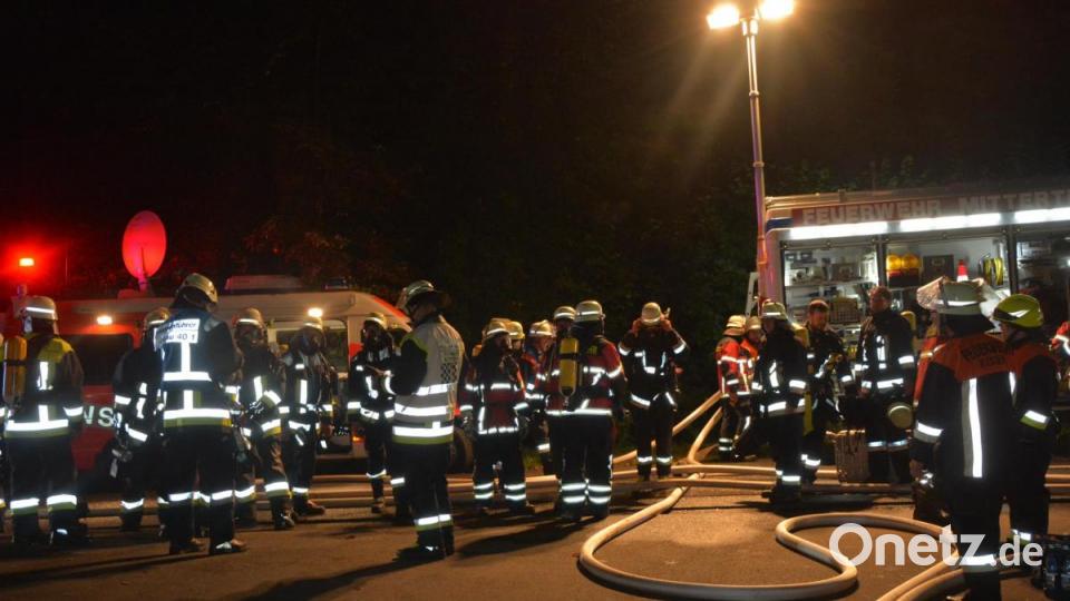 Die schnell aufgebaute Einsatzzentrale der Feuerwehren. Bild: jr