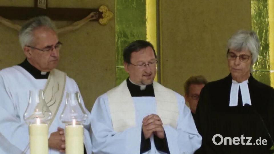 Auch die Ökumene hat ihren Platz auf dem Frohnberg. Diakon Dieter Gerstacker, Pfarrvikar Christian Preitschaft und Pfarrerin Ulrike Häberlein (von links) segneten gemeinsam die Gläubigen. Bild: mma