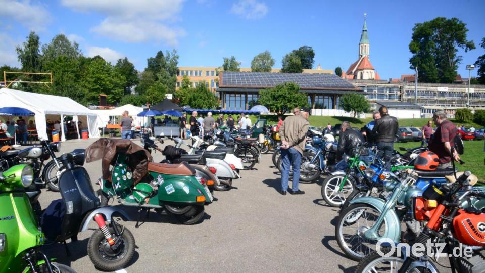 Rund 70 Motorräder und Mopeds ließen die Herzen der Zweiradfans höher schlager. Bild: bey