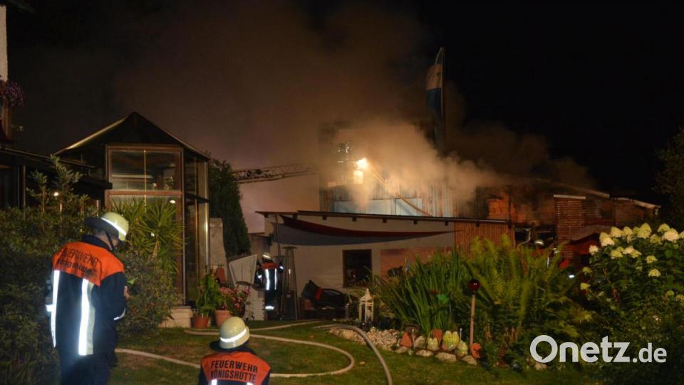 Flammen lodern aus dem Schreinerei-Gebäude. Bild: jr