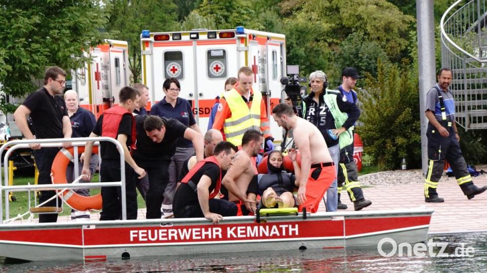 An Land wartete bereits der Rettungsdienst und OTV für Fernsehaufnahmen. Bild: bkr