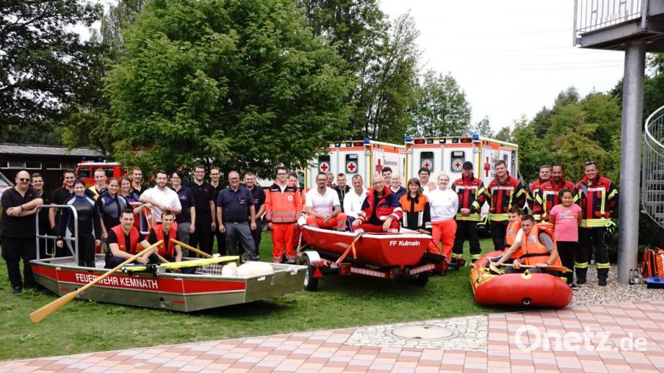 Gruppenbild der Teilnehmer mit Dr. med. Roland Vogel ganz vorne auf dem Feuerwehrboot der Fw Kulmain. Bild: bkr