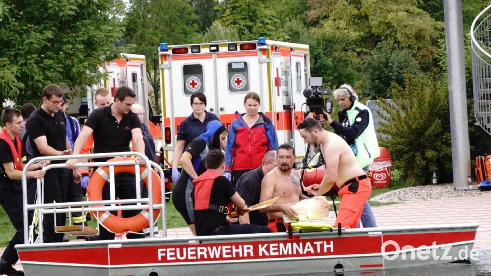 An Land wartete bereits der Rettungsdienst und OTV für Fernsehaufnahmen. Bild: bkr