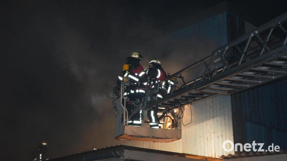 Wertvolle Dienste bei der Brandbekämpfung leisteten die Drehleitern. Bild: jr