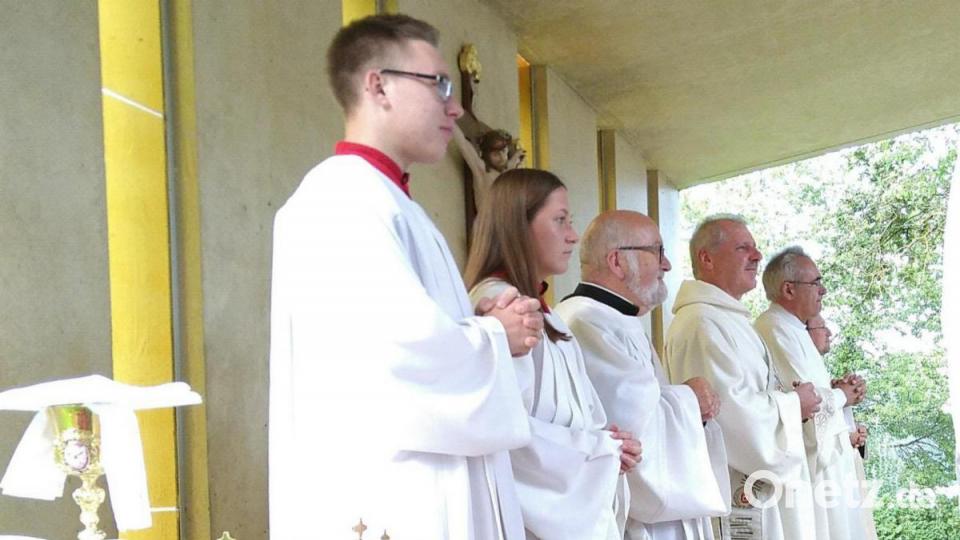 Die Diakone Fütterer, Sellmeyer und Gerstacker waren mit Pfarrer und Pfarrvikar beim Jugendgottesdienst am Altar. Bild: mma