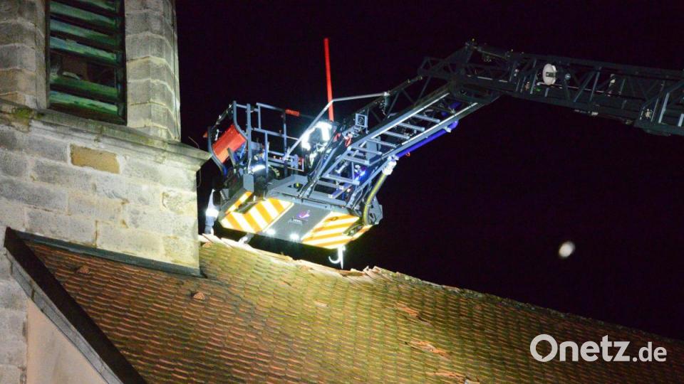 Das Kreuz beschädigte beim Herabfallen das Dach der Kirche in Burgtreswitz. Bild: bey