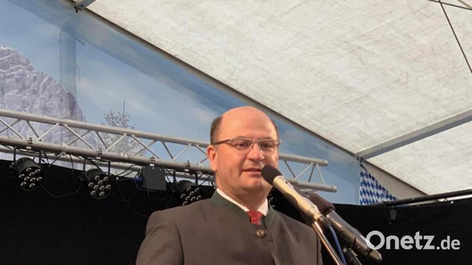 ... bevor der bayerische Finanz- und Heimatminister Albert Füracker die Bühne betrat. Bild: mez