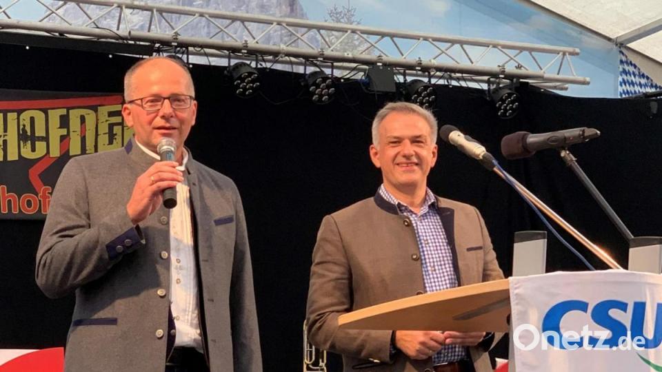 Bürgermeisterkandidat Roman Schäffler und Landratskandidat Roland Grillmeier führten durch das Programm und stellten sich und ihre Ziele für die Region im Dialog kurz vor.... Bild: mez