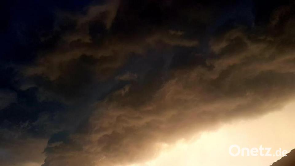 Ein Unwetter ist am Sonntag, 18. August, über die Oberpfalz hinweg gezogen. Unsere Leser haben Fotos geschickt. Bild: Oliver Schmitz
