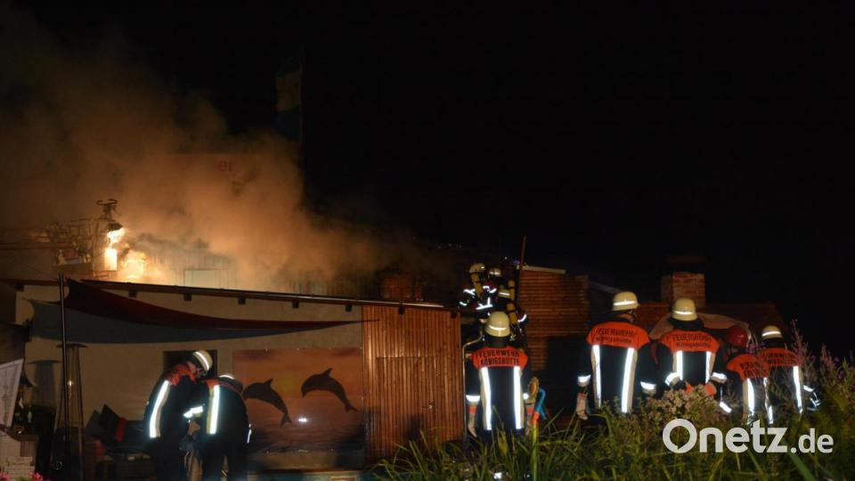 Flammen lodern aus dem Schreinerei-Gebäude. Bild: jr