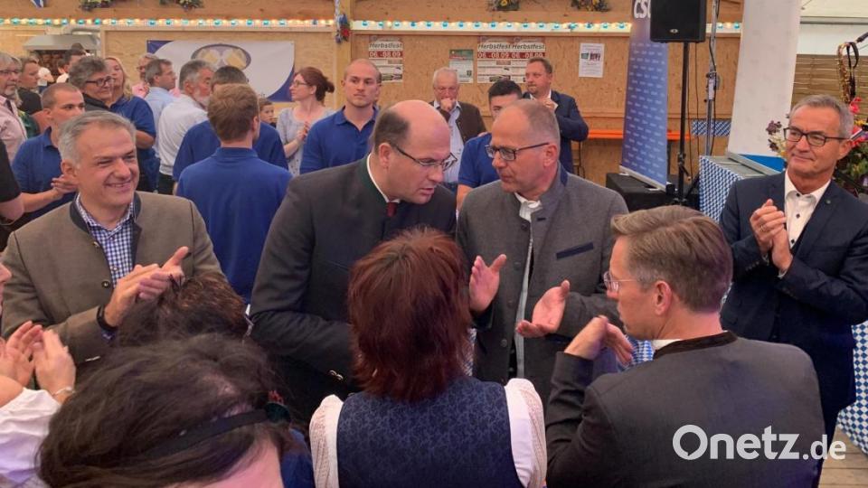 Anschließend hieß es immer wieder Hände schütteln und viele, viele Gespräche führen. Bürgermeister Werner Nickl zeigte sich hoch zufrieden mit der Entwicklung an diesem Abend. Bild: mez