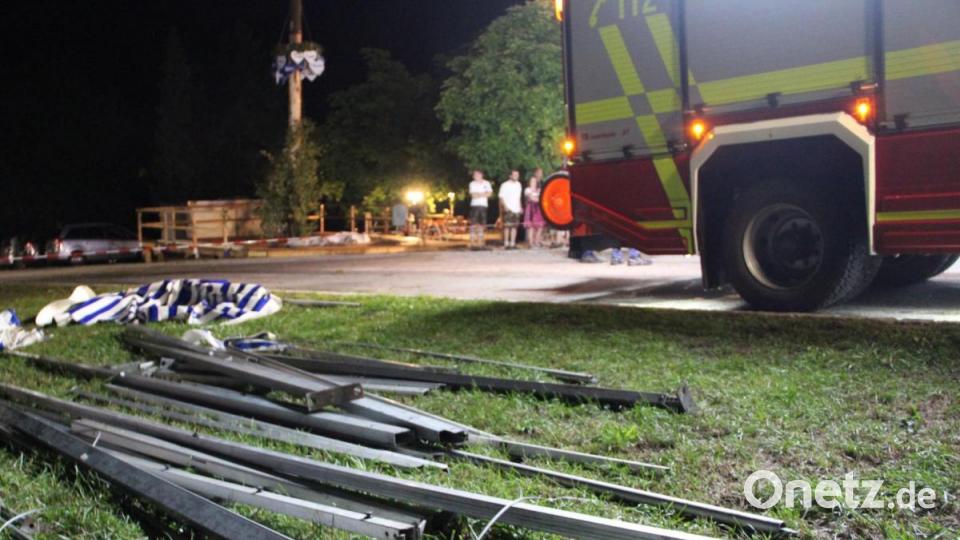Beschädigtes Zeltgestänge bei der Etsdorfer Kirwa. Noch in der Nacht wurde ein Bierzelt teilweise abgebaut. Bild: upl