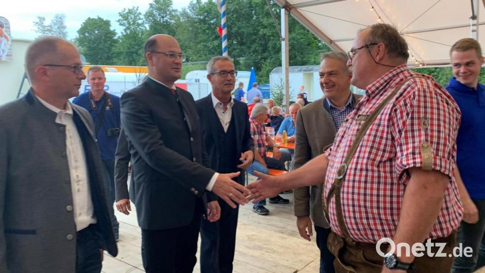 Auch Festwirt Armin Schinner begrüßte den Finanz- und Heimatminister mit Handschlag vor seinem großen Festzelt. Bild: mez