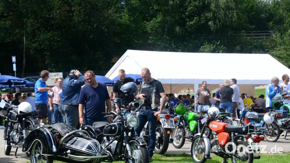 Rund 70 Motorräder und Mopeds ließen die Herzen der Zweiradfans höher schlager. Bild: bey