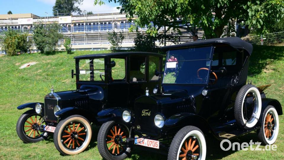 Weit über 70 Jahre alt sind die Oldtimer, die der Pleysteiner Harald Schmidt aus der Garage geholt hatte, um sie den Besuchern beim Young- und Oldtimertreffen zu zeigen. Bild: bey