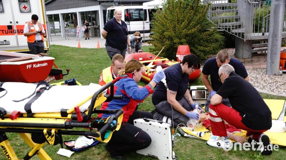 Der Rettungsdienst übernahm nach der Bergung aus dem Wasser den Patienten. Bild: bkr