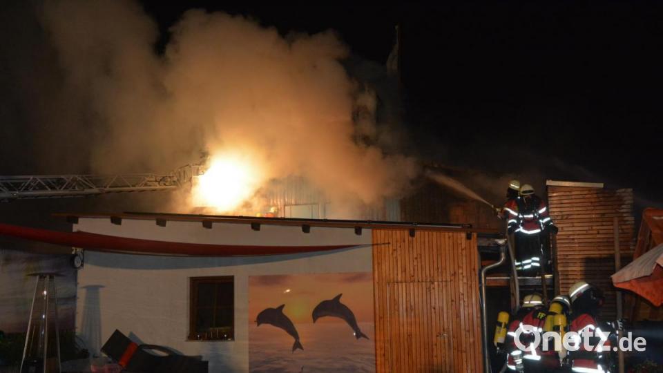 Flammen lodern aus dem Schreinerei-Gebäude. Bild: jr
