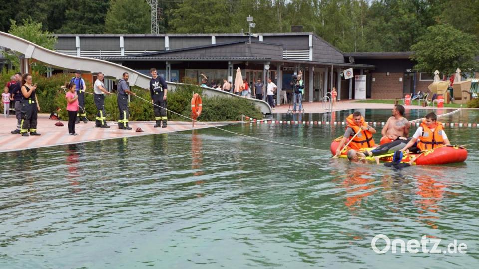 Fest mit der Mannschaft an Land ist das Rettungsboot verbunden und kann schnell zurück gezogen werden. Bild: bkr