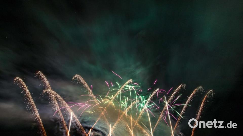 Das 70. Wiesenfest in Kemnath war auch für Pyrotechniker Rainer Windisch von &quot;NPA Professional Fireworks&quot; aus Marktredwitz ein Jubiläum. Zum zehnten mal durfte er mit seinen Team den krönenden Abschluss des Festes liefern. Für das Abschluss-Feuerwerk hatte er gut 70 Kilogramm an Explosionsstoff zusammengestellt. Das fast 180 Meter hohe und 600 Schuss starke Feuerwerk war wegen des sternenklaren Himmels über viele Kilometer zu bestaunen. Nach sieben Minuten waren viele Stunden an Vorbereitungen Geschichte aber auch alle Besucher hellauf begeistert. Bild: dtr