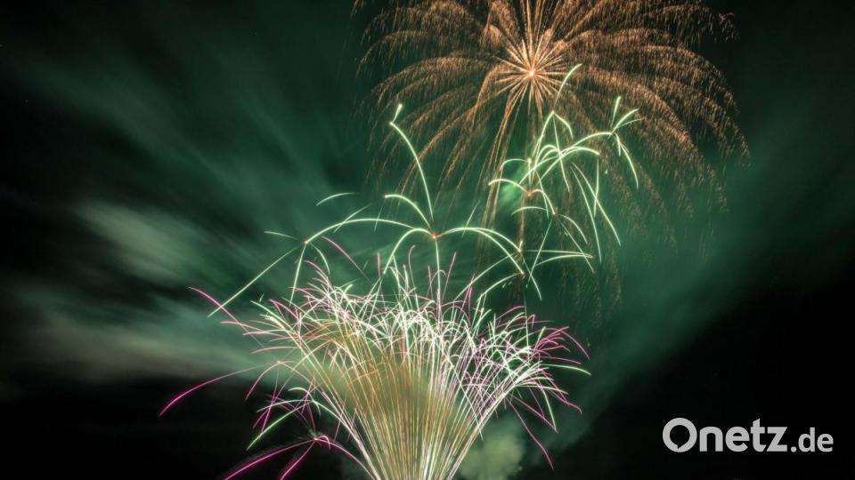 Das 70. Wiesenfest in Kemnath war auch für Pyrotechniker Rainer Windisch von &quot;NPA Professional Fireworks&quot; aus Marktredwitz ein Jubiläum. Zum zehnten mal durfte er mit seinen Team den krönenden Abschluss des Festes liefern. Für das Abschluss-Feuerwerk hatte er gut 70 Kilogramm an Explosionsstoff zusammengestellt. Das fast 180 Meter hohe und 600 Schuss starke Feuerwerk war wegen des sternenklaren Himmels über viele Kilometer zu bestaunen. Nach sieben Minuten waren viele Stunden an Vorbereitungen Geschichte aber auch alle Besucher hellauf begeistert. Bild: dtr