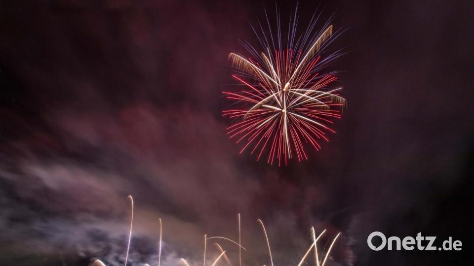 Das 70. Wiesenfest in Kemnath war auch für Pyrotechniker Rainer Windisch von &quot;NPA Professional Fireworks&quot; aus Marktredwitz ein Jubiläum. Zum zehnten mal durfte er mit seinen Team den krönenden Abschluss des Festes liefern. Für das Abschluss-Feuerwerk hatte er gut 70 Kilogramm an Explosionsstoff zusammengestellt. Das fast 180 Meter hohe und 600 Schuss starke Feuerwerk war wegen des sternenklaren Himmels über viele Kilometer zu bestaunen. Nach sieben Minuten waren viele Stunden an Vorbereitungen Geschichte aber auch alle Besucher hellauf begeistert. Bild: dtr