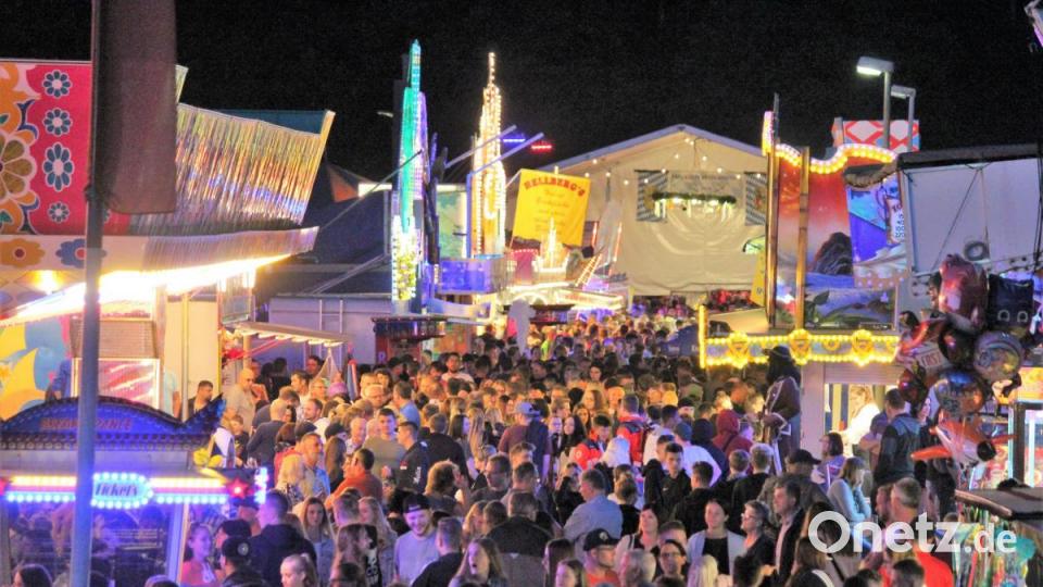 Recht eng ging es am Montagabend in der Mittelgasse beim Wiesenfest zu, zum Abschluss folgte noch das traditionelle Brillantfeuerwerk. Bild: stg
