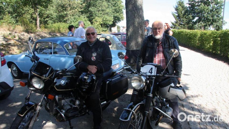 Klaus Stolpe und Walter Fraas (von links) – beide aus Wunsiedel – gehörten zu den ältesten Teilnehmern an der Jubiläumsausfahrt von Oberfranken hinein in die Oberpfalz. Bild: wro