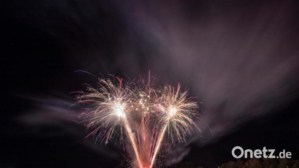 Das 70. Wiesenfest in Kemnath war auch für Pyrotechniker Rainer Windisch von &quot;NPA Professional Fireworks&quot; aus Marktredwitz ein Jubiläum. Zum zehnten mal durfte er mit seinen Team den krönenden Abschluss des Festes liefern. Für das Abschluss-Feuerwerk hatte er gut 70 Kilogramm an Explosionsstoff zusammengestellt. Das fast 180 Meter hohe und 600 Schuss starke Feuerwerk war wegen des sternenklaren Himmels über viele Kilometer zu bestaunen. Nach sieben Minuten waren viele Stunden an Vorbereitungen Geschichte aber auch alle Besucher hellauf begeistert. Bild: dtr