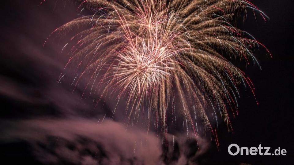 Das 70. Wiesenfest in Kemnath war auch für Pyrotechniker Rainer Windisch von &quot;NPA Professional Fireworks&quot; aus Marktredwitz ein Jubiläum. Zum zehnten mal durfte er mit seinen Team den krönenden Abschluss des Festes liefern. Für das Abschluss-Feuerwerk hatte er gut 70 Kilogramm an Explosionsstoff zusammengestellt. Das fast 180 Meter hohe und 600 Schuss starke Feuerwerk war wegen des sternenklaren Himmels über viele Kilometer zu bestaunen. Nach sieben Minuten waren viele Stunden an Vorbereitungen Geschichte aber auch alle Besucher hellauf begeistert. Bild: dtr