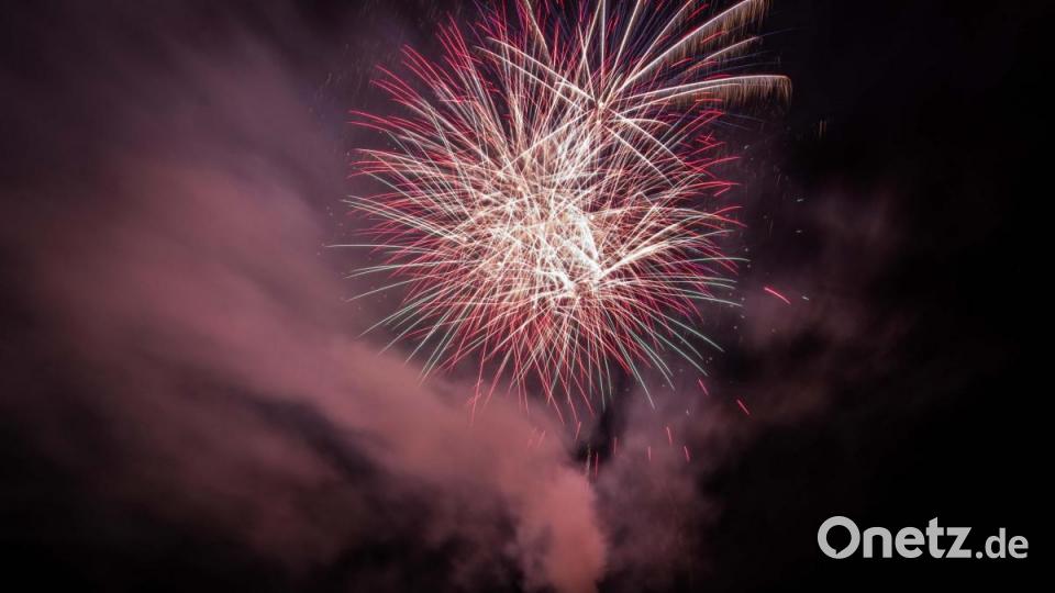 Das 70. Wiesenfest in Kemnath war auch für Pyrotechniker Rainer Windisch von &quot;NPA Professional Fireworks&quot; aus Marktredwitz ein Jubiläum. Zum zehnten mal durfte er mit seinen Team den krönenden Abschluss des Festes liefern. Für das Abschluss-Feuerwerk hatte er gut 70 Kilogramm an Explosionsstoff zusammengestellt. Das fast 180 Meter hohe und 600 Schuss starke Feuerwerk war wegen des sternenklaren Himmels über viele Kilometer zu bestaunen. Nach sieben Minuten waren viele Stunden an Vorbereitungen Geschichte aber auch alle Besucher hellauf begeistert. Bild: dtr