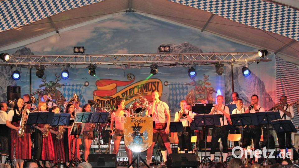 Für Stimmung im Festzelt sorgte am Montagabend die Pirker Blechmusi. Bild: stg