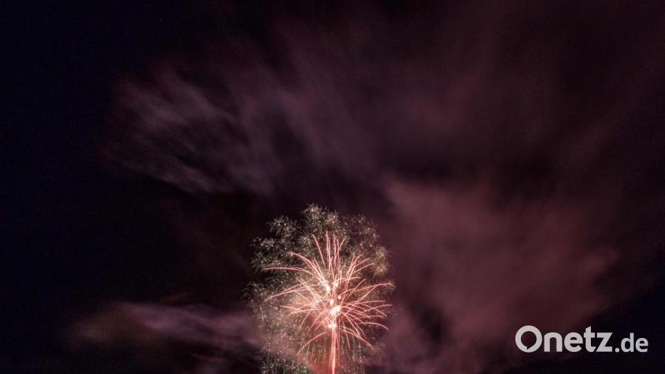 Das 70. Wiesenfest in Kemnath war auch für Pyrotechniker Rainer Windisch von &quot;NPA Professional Fireworks&quot; aus Marktredwitz ein Jubiläum. Zum zehnten mal durfte er mit seinen Team den krönenden Abschluss des Festes liefern. Für das Abschluss-Feuerwerk hatte er gut 70 Kilogramm an Explosionsstoff zusammengestellt. Das fast 180 Meter hohe und 600 Schuss starke Feuerwerk war wegen des sternenklaren Himmels über viele Kilometer zu bestaunen. Nach sieben Minuten waren viele Stunden an Vorbereitungen Geschichte aber auch alle Besucher hellauf begeistert. Bild: dtr