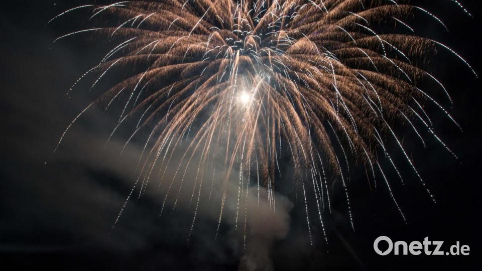 Das 70. Wiesenfest in Kemnath war auch für Pyrotechniker Rainer Windisch von &quot;NPA Professional Fireworks&quot; aus Marktredwitz ein Jubiläum. Zum zehnten mal durfte er mit seinen Team den krönenden Abschluss des Festes liefern. Für das Abschluss-Feuerwerk hatte er gut 70 Kilogramm an Explosionsstoff zusammengestellt. Das fast 180 Meter hohe und 600 Schuss starke Feuerwerk war wegen des sternenklaren Himmels über viele Kilometer zu bestaunen. Nach sieben Minuten waren viele Stunden an Vorbereitungen Geschichte aber auch alle Besucher hellauf begeistert. Bild: dtr