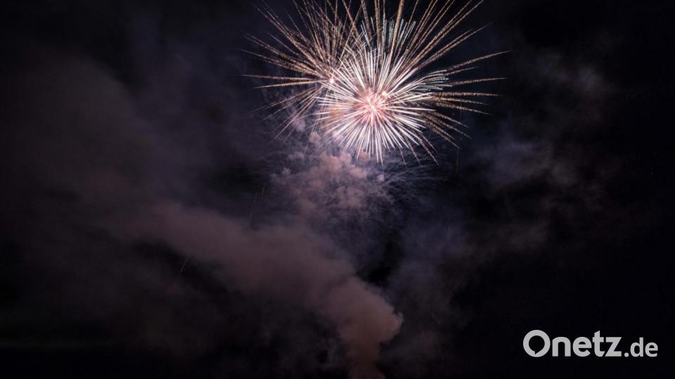 Das 70. Wiesenfest in Kemnath war auch für Pyrotechniker Rainer Windisch von &quot;NPA Professional Fireworks&quot; aus Marktredwitz ein Jubiläum. Zum zehnten mal durfte er mit seinen Team den krönenden Abschluss des Festes liefern. Für das Abschluss-Feuerwerk hatte er gut 70 Kilogramm an Explosionsstoff zusammengestellt. Das fast 180 Meter hohe und 600 Schuss starke Feuerwerk war wegen des sternenklaren Himmels über viele Kilometer zu bestaunen. Nach sieben Minuten waren viele Stunden an Vorbereitungen Geschichte aber auch alle Besucher hellauf begeistert. Bild: dtr