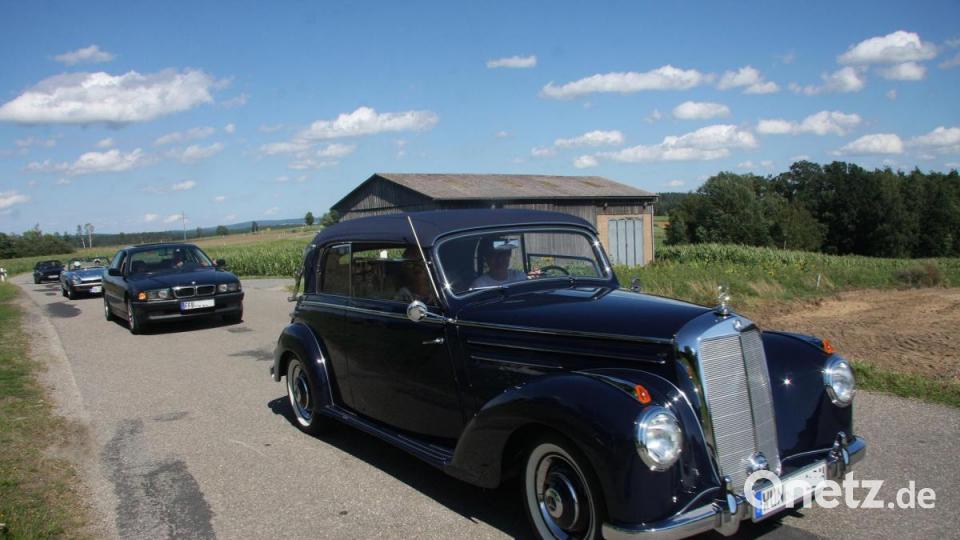 Im Konvoi fuhren die Oldies in Falkenberg ein, um sich dann bei der Burg zu platzieren. Bild: wro