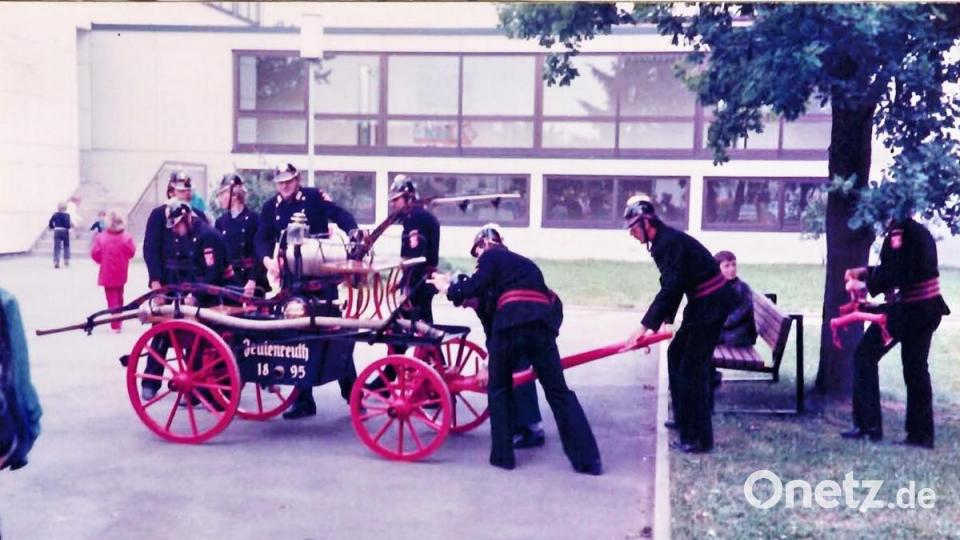 Feuerwehr Zeulenreuth. Handspritzenpumpe TS 6 bei 700 Jahr-Feier Gem. Speichersdorf. Repro: hai