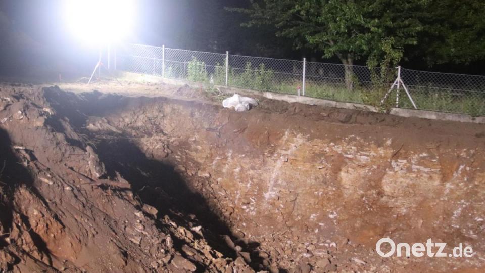 Bombenalarm in Haselmühl: Die Baugrube, in der die Bombe entdeckt wurde. Bild: Wagner