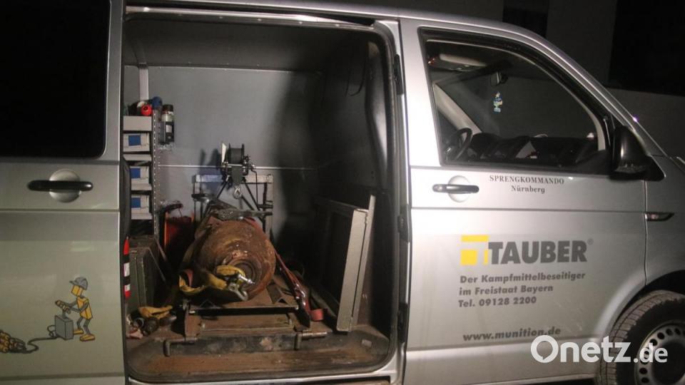 Spezialisten der Kampfmittelbeseitigungsfirma Tauber holten die entschärfte Fliegerbombe ab, um sie zu entsorgen. Bild: Wagner