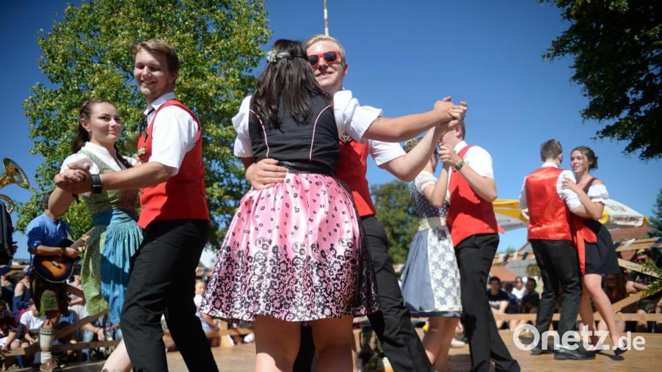 Fünf Tänze und 15 Gstanzln präsentierten heuer die sieben Hohenkemnather Kirwapaare. Bild: brü