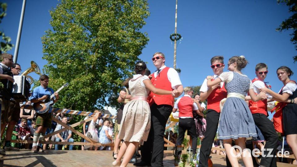 Fünf Tänze und 15 Gstanzln präsentierten heuer die sieben Hohenkemnather Kirwapaare. Bild: brü