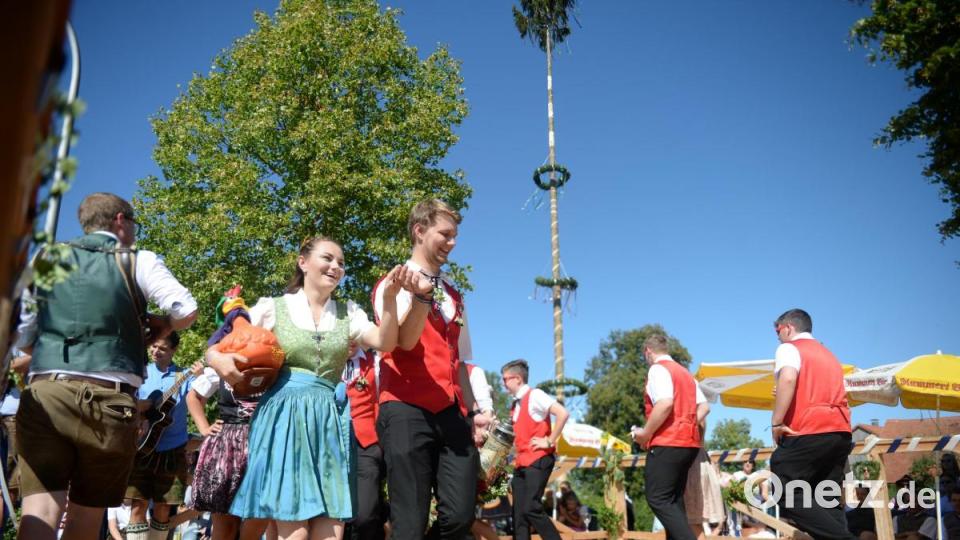 Fünf Tänze und 15 Gstanzln präsentierten heuer die sieben Hohenkemnather Kirwapaare. Bild: brü