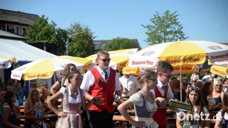 Fünf Tänze und 15 Gstanzln präsentierten heuer die sieben Hohenkemnather Kirwapaare. Bild: brü