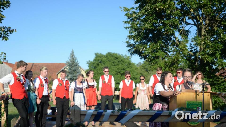 Fünf Tänze und 15 Gstanzln präsentierten heuer die sieben Hohenkemnather Kirwapaare. Bild: brü