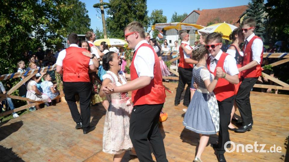 Fünf Tänze und 15 Gstanzln präsentierten heuer die sieben Hohenkemnather Kirwapaare. Bild: brü