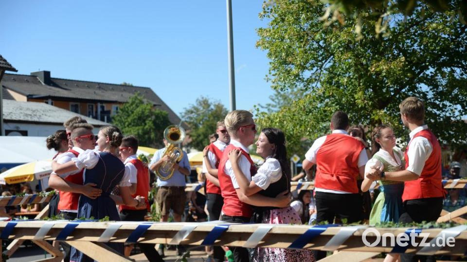 Fünf Tänze und 15 Gstanzln präsentierten heuer die sieben Hohenkemnather Kirwapaare. Bild: brü