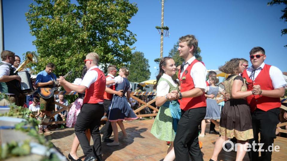 Fünf Tänze und 15 Gstanzln präsentierten heuer die sieben Hohenkemnather Kirwapaare. Bild: brü