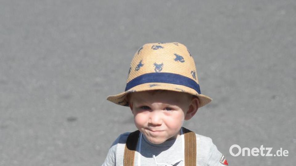 Bis er an der Kirwa mitmachen darf, dauerts noch paar Jahre, der kleine Kirwabursch Max. Bild: brü