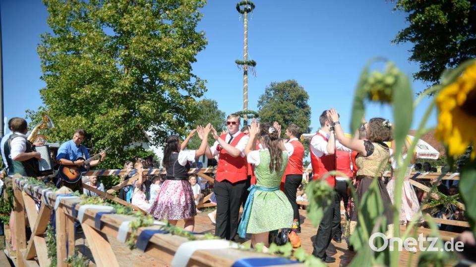 Fünf Tänze und 15 Gstanzln präsentierten heuer die sieben Hohenkemnather Kirwapaare. Bild: brü