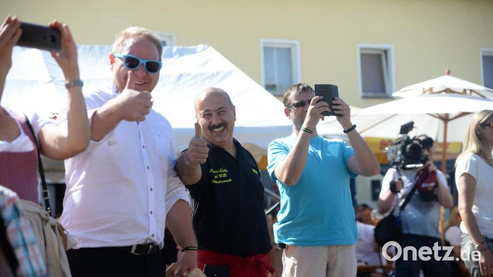 Daumen hoch für die Kirwa, von Festwirt Willi Matar (Mitte) zusammen mit Ex Kirwabursch Michi hofmann. Bild: brü